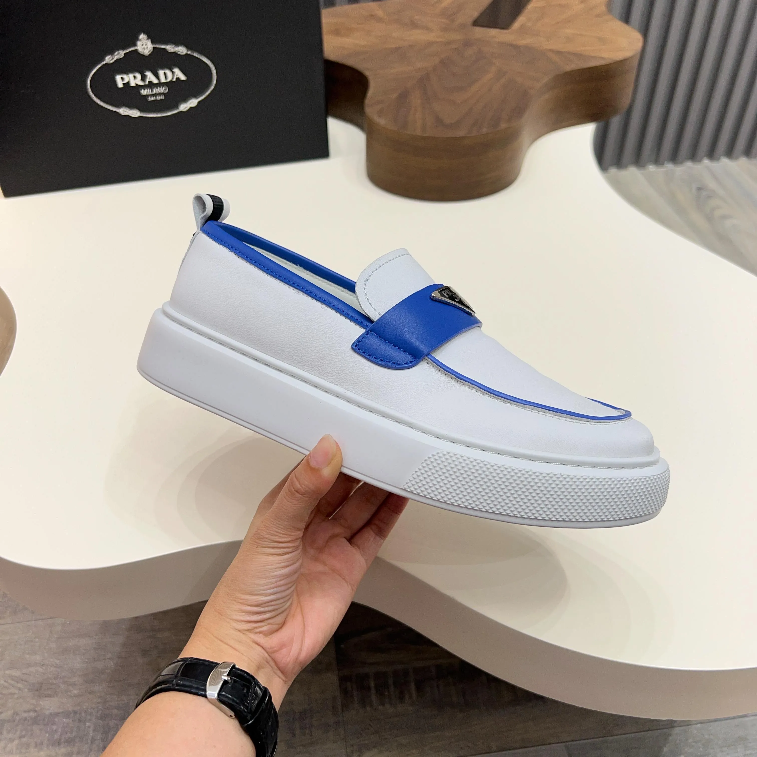💰740 Thick-soled trendy brand (Prada) mainly promotes popular models, avant-garde and versatile fashionable men's shoes, private version molding, cowhide splicing 1:1 replica... fashionable, simple, elegant, more eye-catching and more classy, ​​it will subvert the old idea, a must-have for fashionistas who want to spend time with you! Must keep it! Tall and comfortable outsole, high-end quality workmanship. @ Code number: 39-44 38 45 can be ordered. Multiple colors are available.